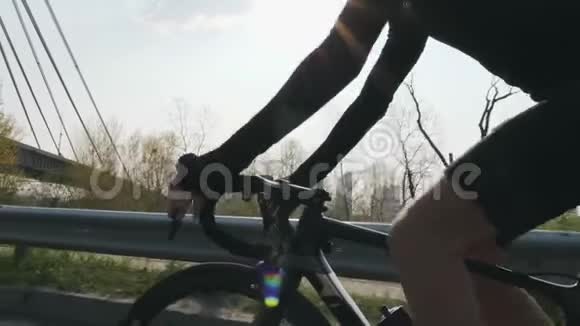 男子骑自行车和换挡阳光照耀背景上有桥关闭后续射击自行车的概念慢慢视频的预览图