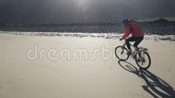 年轻人骑自行车在加那利群岛的沙滩上惠利在沙滩上的把戏兰萨罗特大西洋视频的预览图