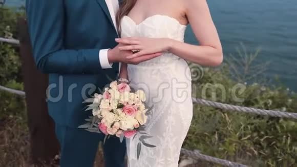 新郎新娘的近手击球背景为大海动作缓慢视频的预览图