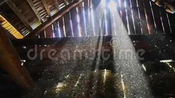 阳光光线穿过旧阁楼的洞视频的预览图