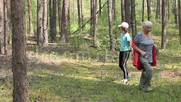 祖母和孙女在森林里找到蘑菇视频的预览图