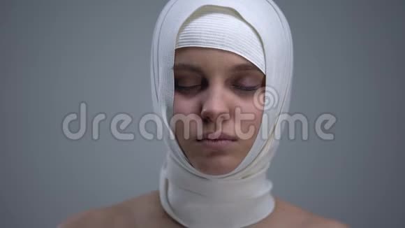 女病人在头巾照相机车祸后康复视频的预览图