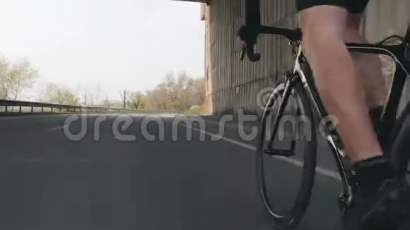 自行车的概念强壮的腿部肌肉蹬自行车骑自行车从马鞍上骑出来关闭后续射击视频的预览图