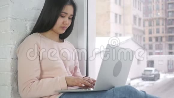 非洲裔美国妇女因损失而苦恼工作在笔记本电脑上坐在窗边视频的预览图