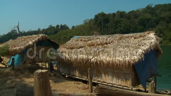 土著秸秆茅屋马来西亚Temenggor湖视频的预览图