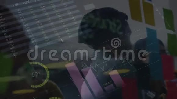 由商界人士动画包围的技术仪表盘视频的预览图