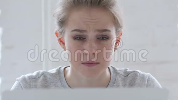 苦恼的年轻女性对问题的反应视频的预览图