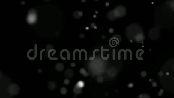 漂浮在黑色背景上的天然有机尘埃粒子视频的预览图