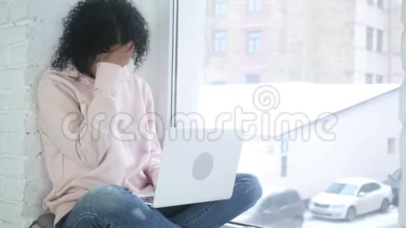紧张和头痛沮丧的美国黑人妇女压力坐在窗口视频的预览图