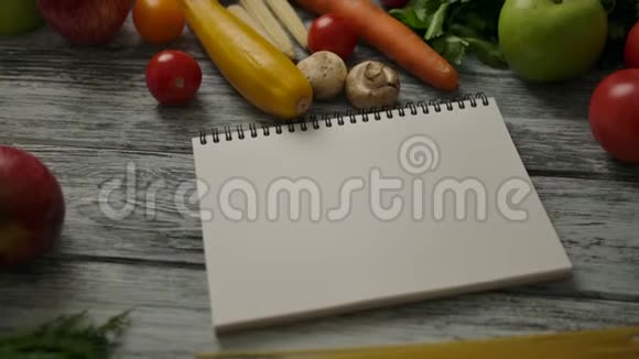 桌上纯素食品中的空白记事本视频的预览图