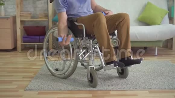 意志坚强瘫痪的男人在轮椅上流汗做运动视频的预览图