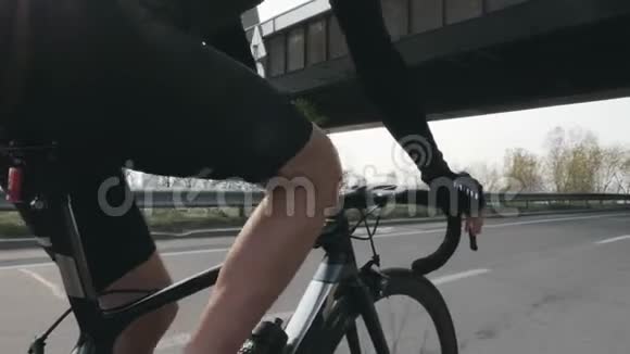 骑自行车的人在骑自行车时更换齿轮关闭车把视图腿旋转踏板自行车的概念慢动作视频的预览图
