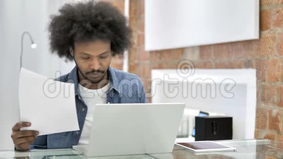 非洲男子在洛夫特办公室工作文件视频的预览图