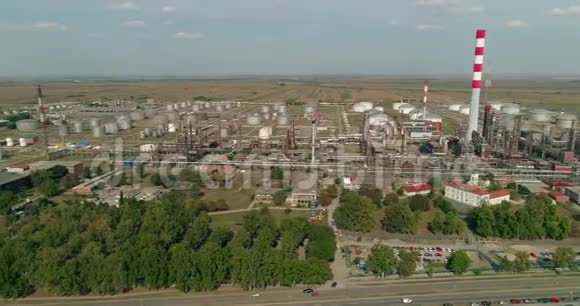 石油精炼厂无人机射击工业烟囱烟场的距离视频的预览图