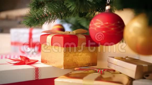 特写4k镜头镜头慢慢地从lbig堆的礼物和礼物中放大躺在圣诞树下生活视频的预览图