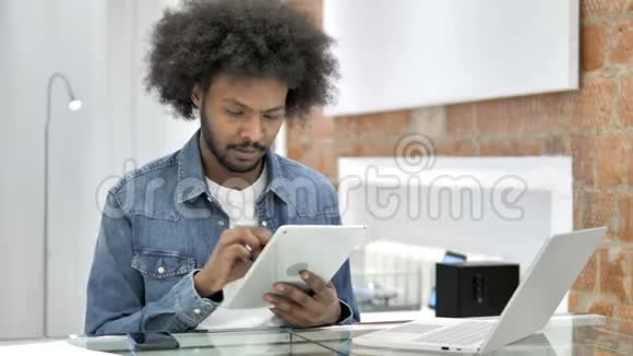 非洲男子对平板电脑在线损失的反应视频的预览图