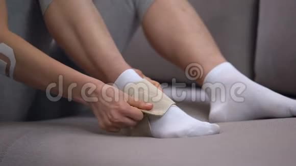 女士用适当的位置固定双带脚踝包视频的预览图