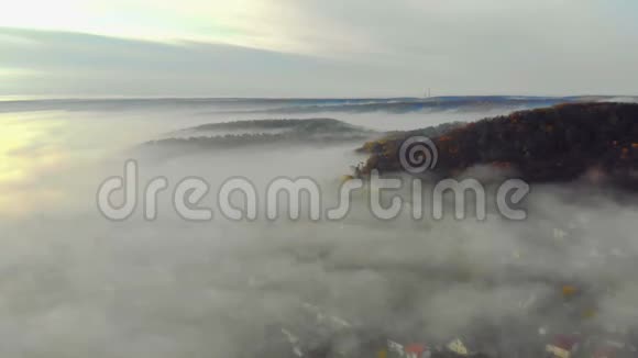 空中勘测覆盖着浓雾的早晨仙雾躺在山间的山谷里这就是视频的预览图