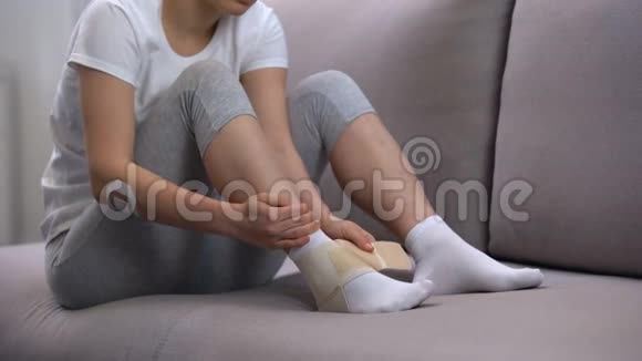 运动创伤后脚水肿的女性双带踝关节包扎视频的预览图