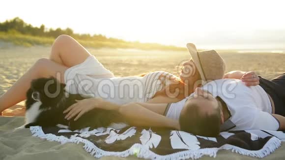 恋爱中的情侣浪漫地躺在太阳底下他们看起来一起度过蜜月视频的预览图