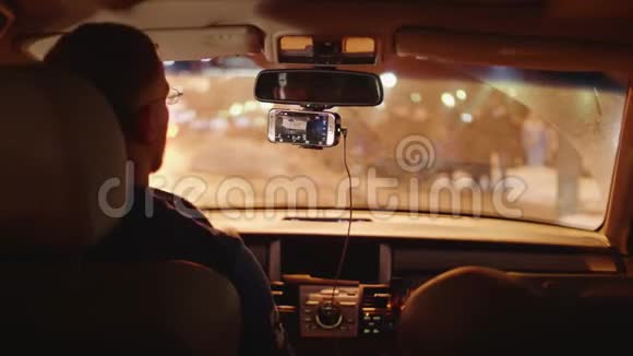 男人晚上从公共汽车站开车视频的预览图