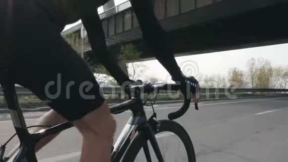 骑自行车的人在骑自行车时更换齿轮关闭车把视图腿旋转踏板自行车的概念视频的预览图