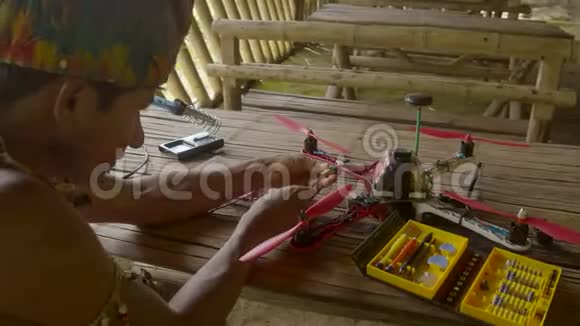 年轻的土著人正在建造一架DIY无人机视频的预览图