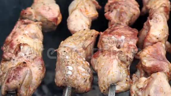 烧烤熏肉在烤架上烤肉是火煮的在煤上烤肉视频的预览图