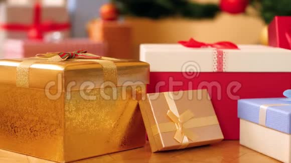 特写4k镜头镜头在许多五颜六色的盒子上为圣诞节或新年准备礼物和礼物视频的预览图