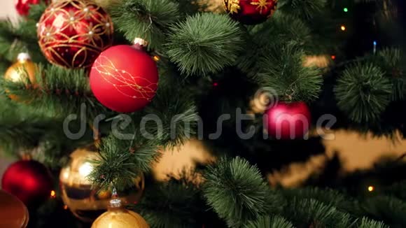特写4k画面美丽的圣诞树圣诞老人的礼物和礼物放在木桌上视频的预览图