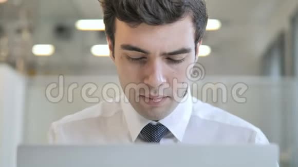 穿着紧身衣的年轻商人头痛的手提电脑视频的预览图