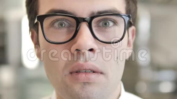 戴着眼镜的奇怪男人的脸震惊视频的预览图