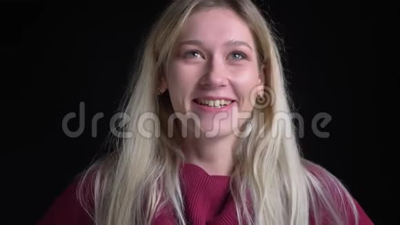 年轻漂亮的白种人女性的特写镜头她留着长长的金发看着镜头笑着开心地笑着视频的预览图