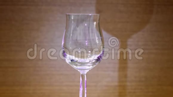 紫色的葡萄酒装满了一杯酒杯视频的预览图