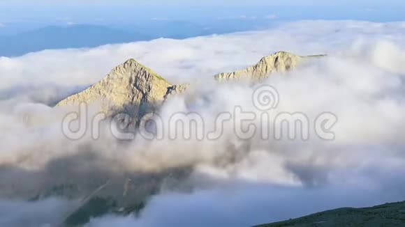 群山环绕云雾缭绕视频的预览图