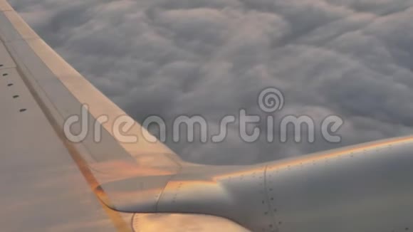 多云天空的飞机机翼特写视频的预览图