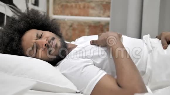 不安不安的非洲男人试图入睡视频的预览图