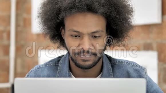 非洲男人用手提电脑竖起大拇指视频的预览图