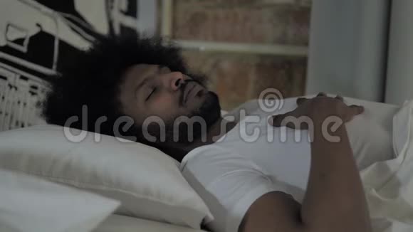 忐忑不安的非洲男人想在夜里睡觉视频的预览图