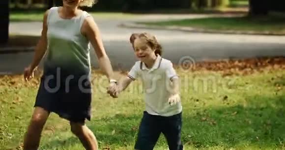 唐氏综合症男孩在公园跑步视频的预览图
