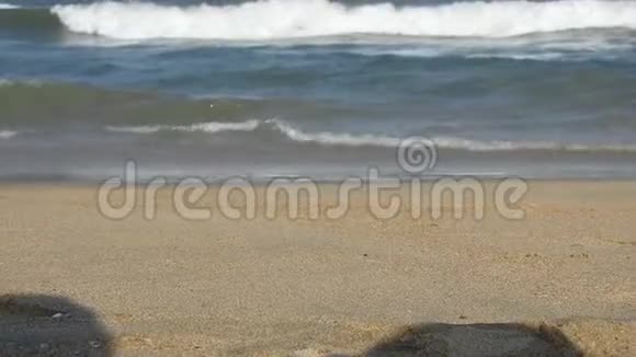 狂野的大岛海滩蓝色绿松石海和白沙背景美丽度假蓝色绿松石海水海浪翻滚视频的预览图