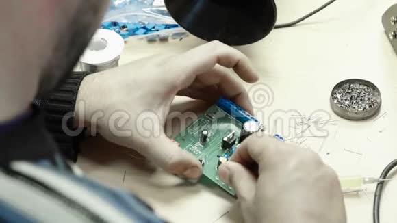 一名工人正在制作一个电子板特写镜头视频的预览图