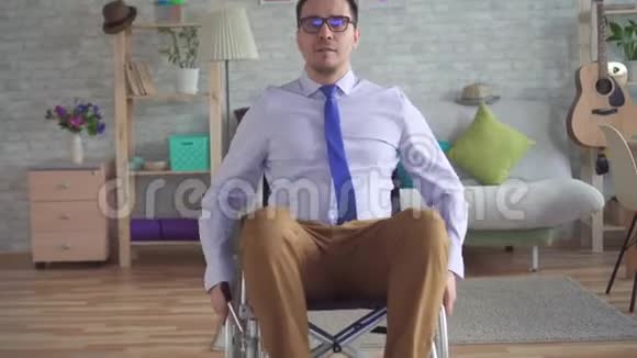 轮椅残疾人西班牙裔的肖像视频的预览图