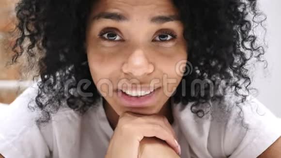 美国黑人妇女趴在床上微笑看着镜头笑视频的预览图