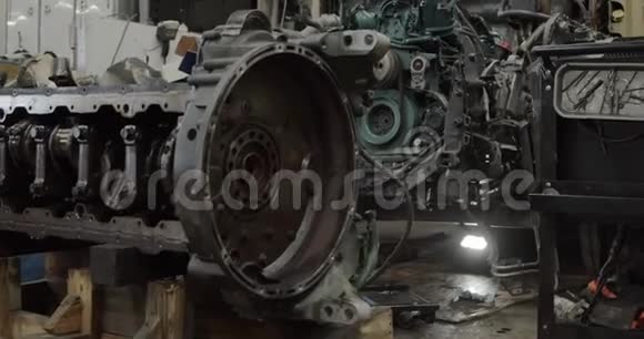 引擎部件大型卡车在维修服务中拆卸视频的预览图