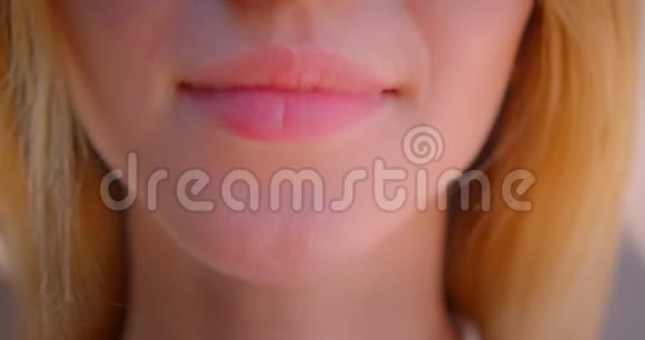 年轻性感的白种人女性脸上带着可爱的嘴唇带着微笑的表情视频的预览图