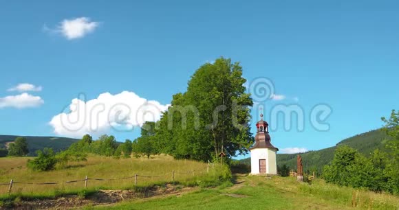 捷克山上的基督教小教堂捷克共和国的小山径移动的云彩时间流逝视频的预览图