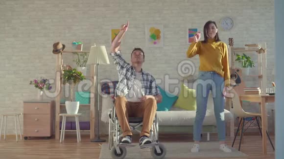坐在轮椅上的残疾青年男子和一位年轻女子跳起了劲舞视频的预览图