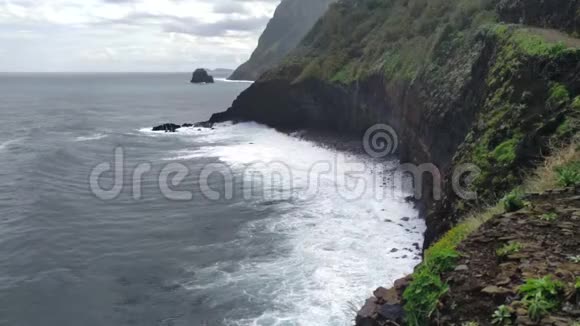 鸟瞰马德拉岛常绿悬崖海岸线视频的预览图