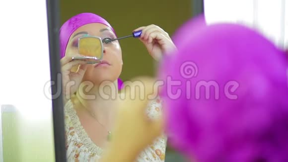 一个已婚的犹太女人用镜子里的眼影化妆视频的预览图